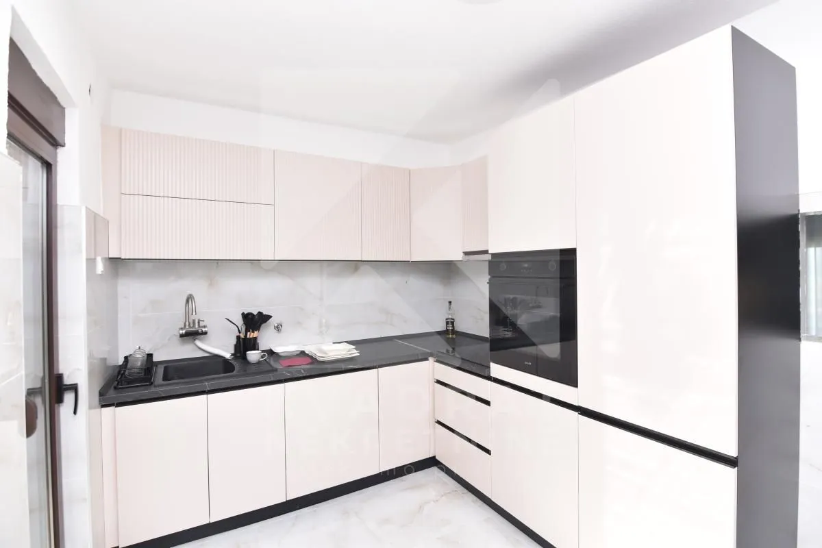 Izdavanje, kuća, 130m², Zlatica, Podgorica