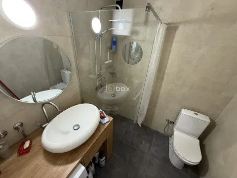 Moderno kupatilo sa tuš kabinom, umivaonikom i toaletom. - image 4