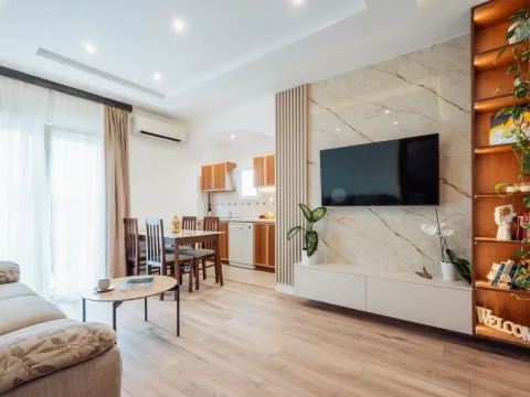 Izdavanje, dvosoban stan, 60m², Pod Kuk, Tivat - image 2