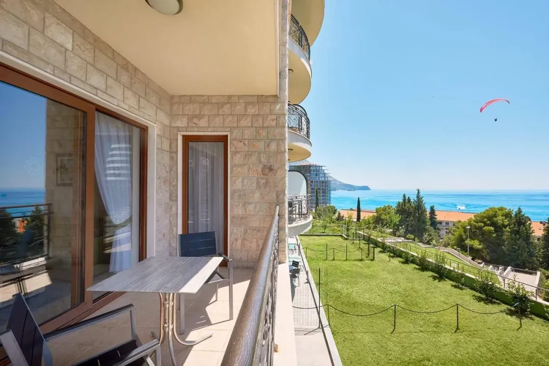 Rent, one bedroom apartment, 72m², Bečići, Budva