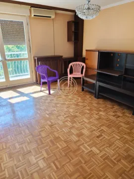 Dnevna soba sa drvenim parketom, nameštajem i izlazom na terasu. - image 7