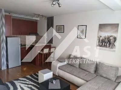 Izdavanje, trosoban stan, 47m², Bulevar Oslobodjenja, Novi Sad Sve Podlokacije