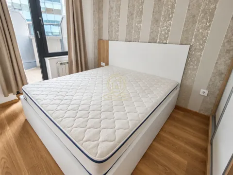 Spavaća soba sa bračnim krevetom i izlazom na terasu. - image 8