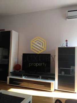 Dnevna soba sa TV komodom i namještajem. - image 10