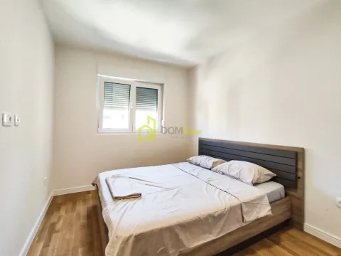 Furnished bedroom with a double bed and a window. - image 2