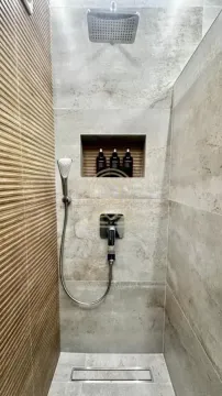 Moderna tuš kabina sa ugradnim slivnikom i tuš ručicom. - image 5