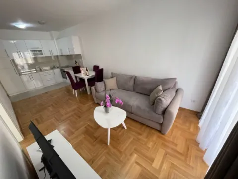 Izdavanje, jednosoban stan, 39m², Budva, Crna Gora