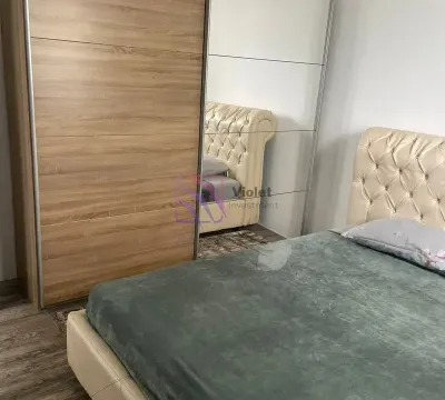 Furnished bedroom with a double bed and a mirrored built-in wardrobe. - image 10