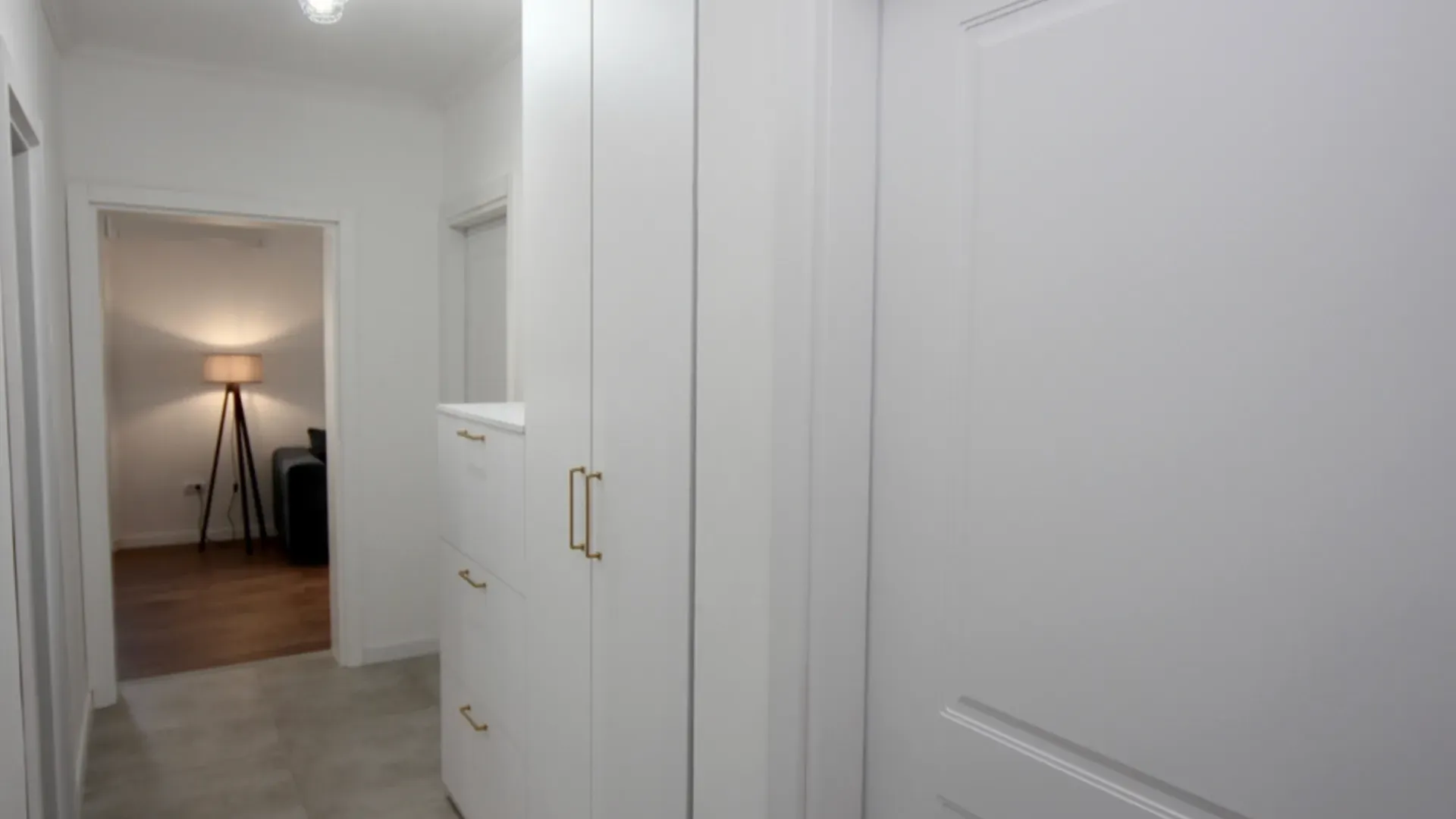 Izdavanje, dvosoban stan, 73m², Centar, Tivat