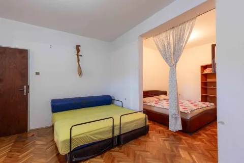 Dnevna soba sa krevetom i prolazom u spavaću sobu. - image 20