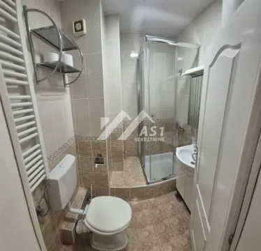 Kompaktno kupatilo sa tuš kabinom, WC šoljom i umivaonikom. - image 7