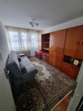 Manja spavaća soba sa kaučem i velikim drvenim ormarom. - image 5