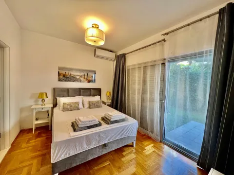 Prodaja, dvosoban stan, 73m², Đenovići, Herceg Novi - image 1