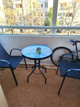 Namješten balkon sa stolom, dvije stolice i biciklom. - image 3