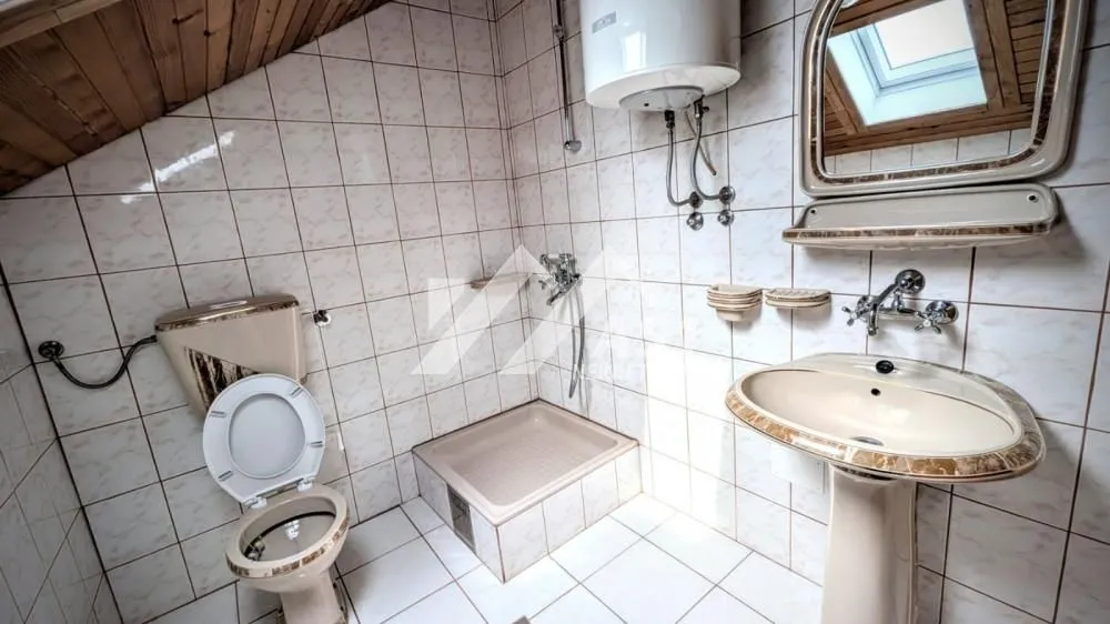 Izdavanje, kuća, 215m², Salajka, Novi Sad Sve Podlokacije