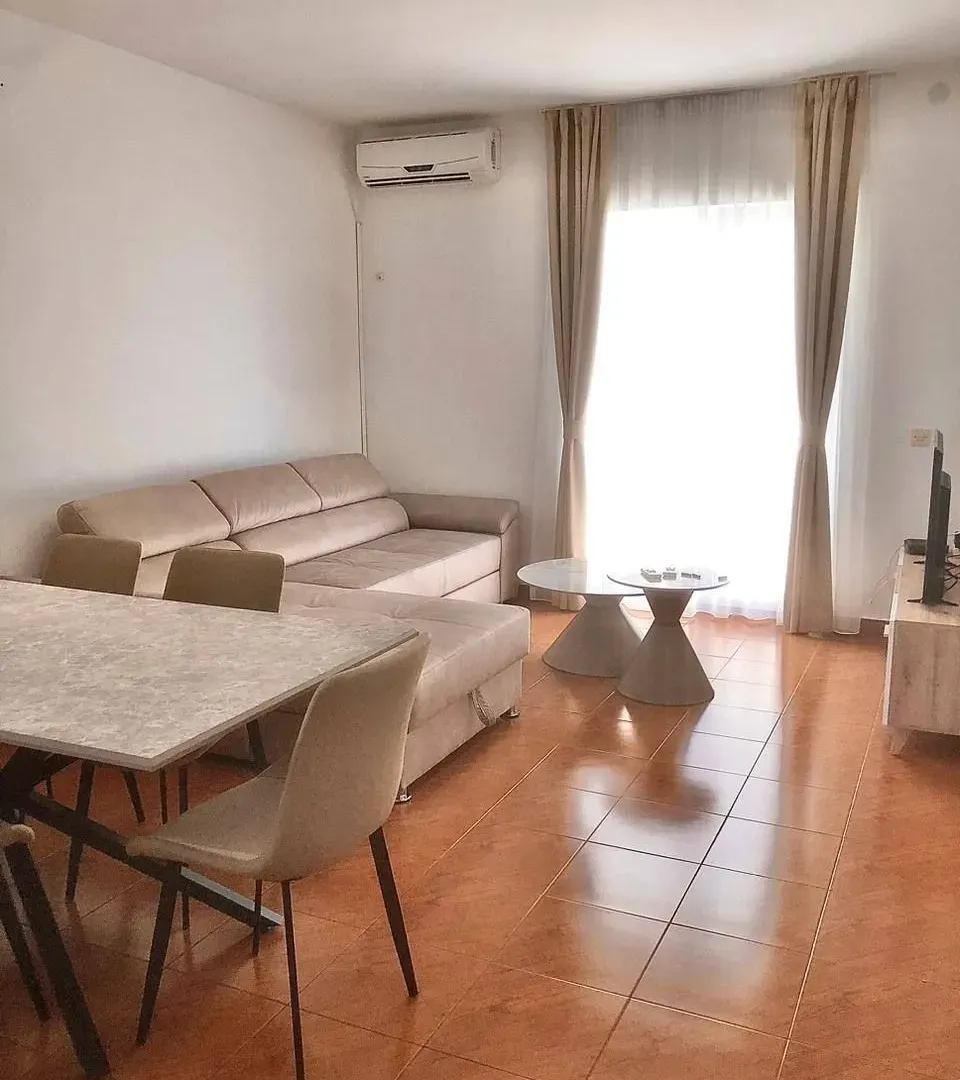 Izdavanje, trosoban stan, 110m², Seoce, Budva
