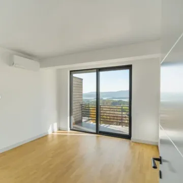 Prazna svijetla soba sa drvenim podom i izlazom na terasu. - image 3