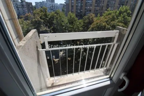 Pogled sa balkona na okolno zelenilo i zgrade. - image 6