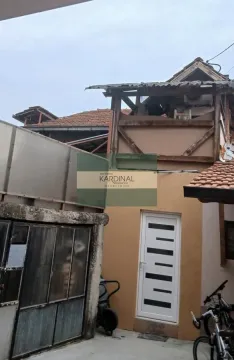 Pogled na spoljašnjost kuće sa dvorišnim ulazom. - image 13