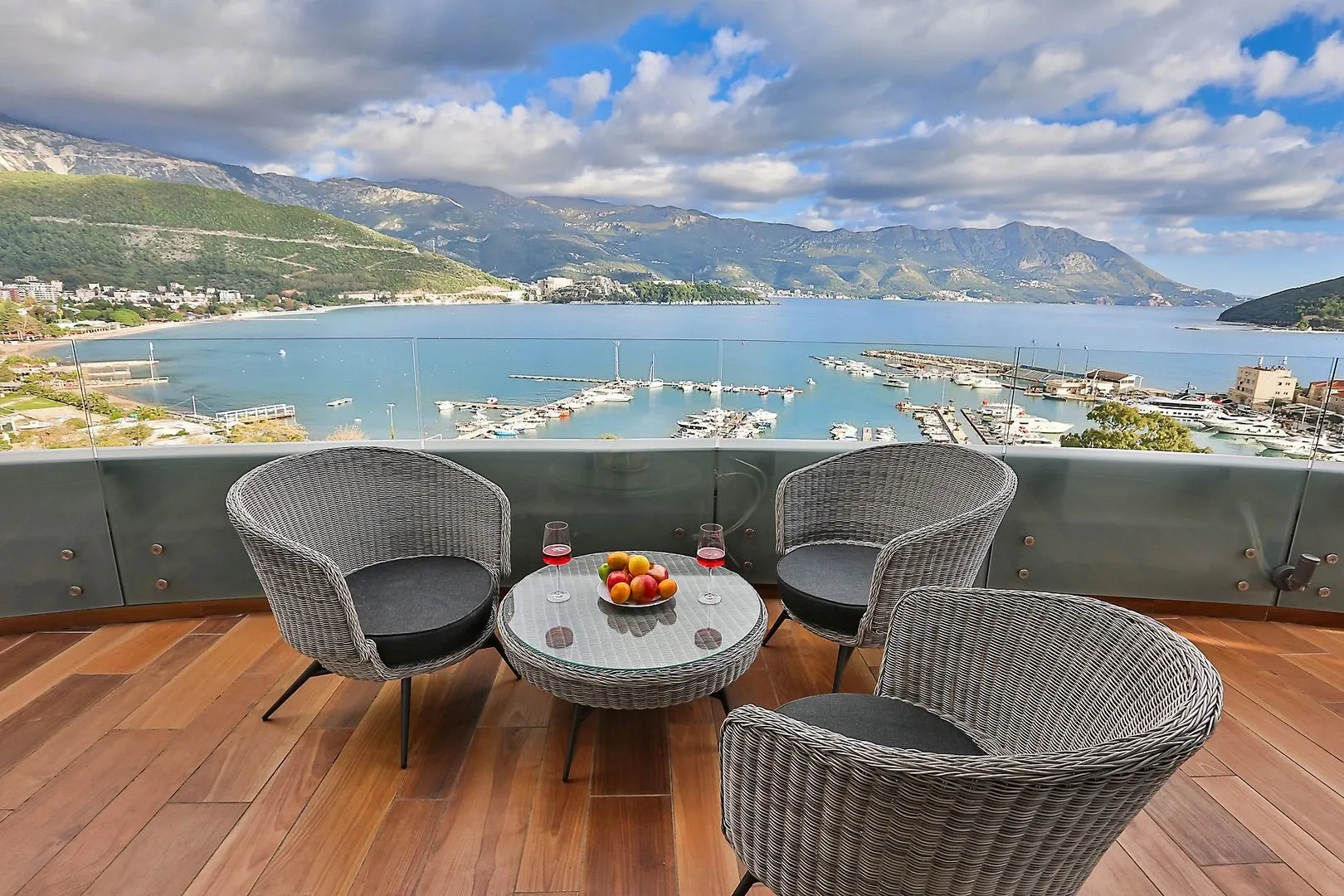 Izdavanje, dvosoban stan, 117m², Centar, Budva