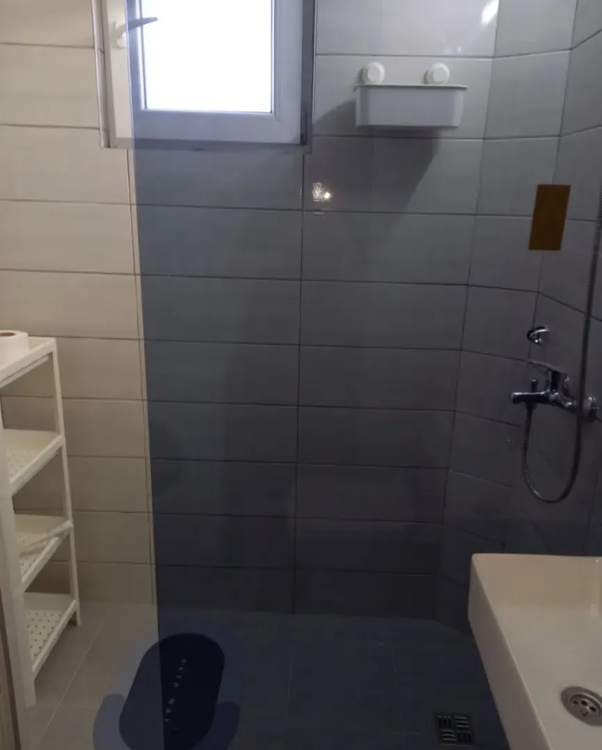 Pogled na moderno uređeno kupatilo sa tuš kabinom.