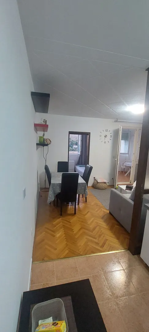 Dnevni boravak sa trpezarijom i parketom na podu.