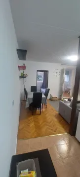 Dnevni boravak sa trpezarijom i parketom na podu. - image 5