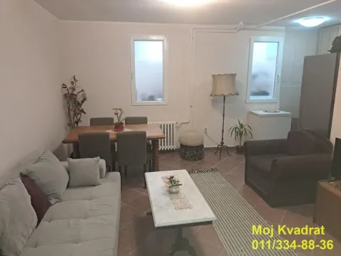 Dnevna soba sa garniturom, trpezarijskim stolom i prozorima. - image 2