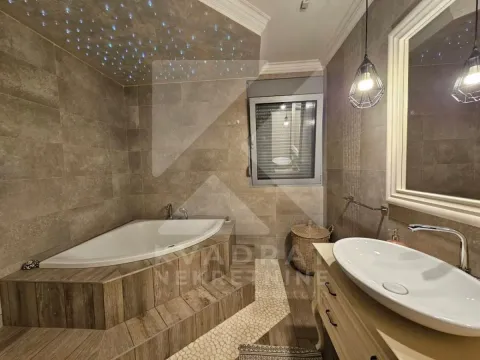 Moderne kupatilo sa ugaonom kadom i umivaonikom. - image 10