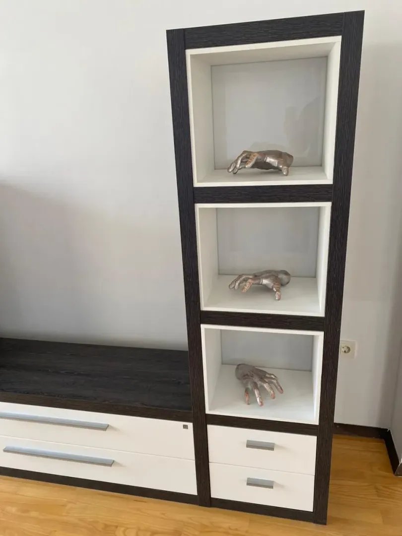 Detaljni prikaz modernog drvenog namještaja sa policama.