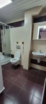 Kupatilo sa tuš kabinom, toaletom i umivaonikom. - image 3