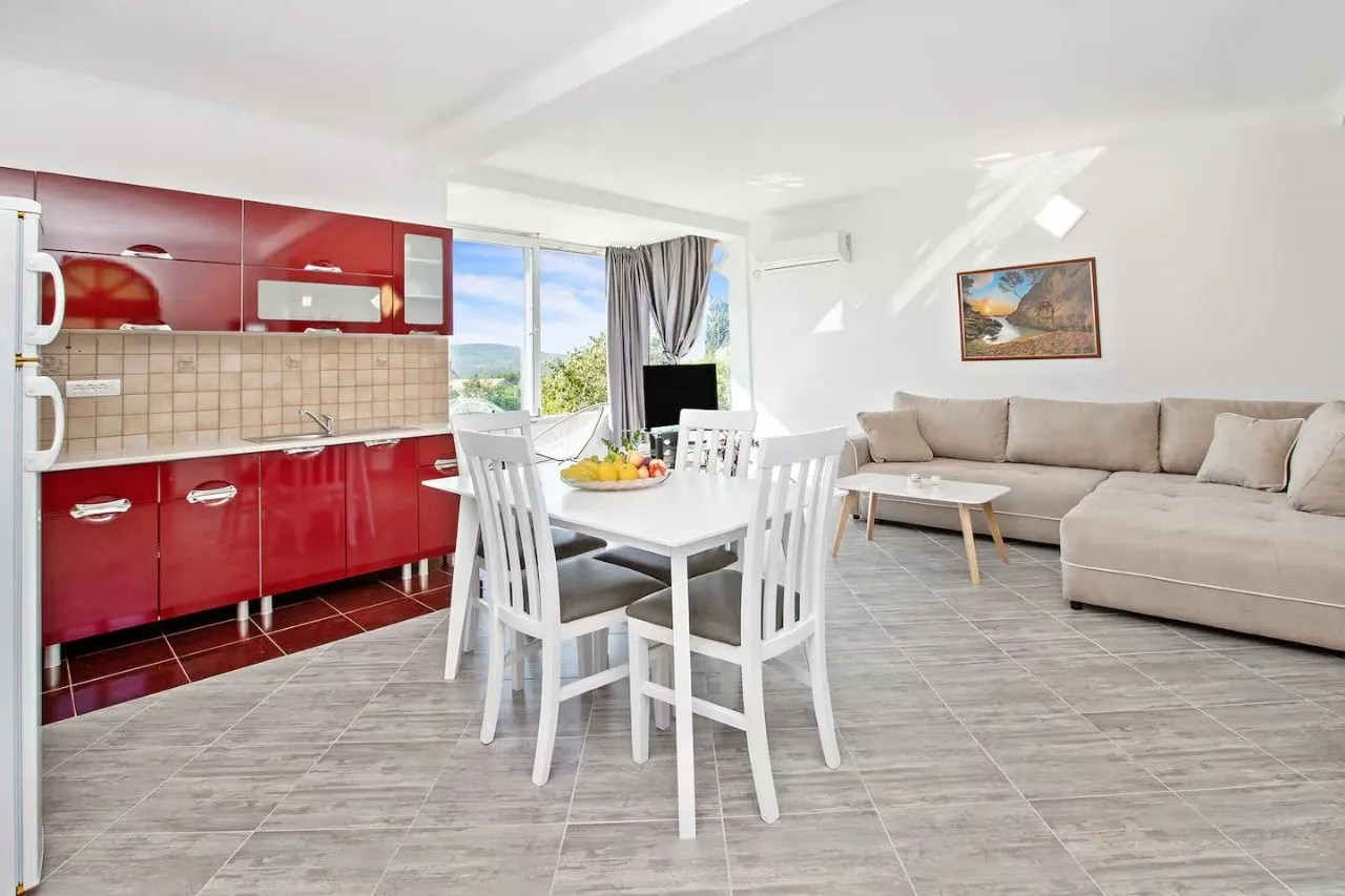 Rent, house, 110m², Tivat, Crna Gora