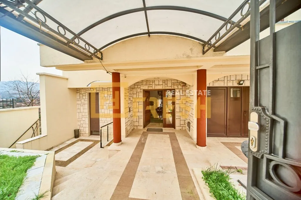 Izdavanje, kuća, 280m², Gorica C, Podgorica