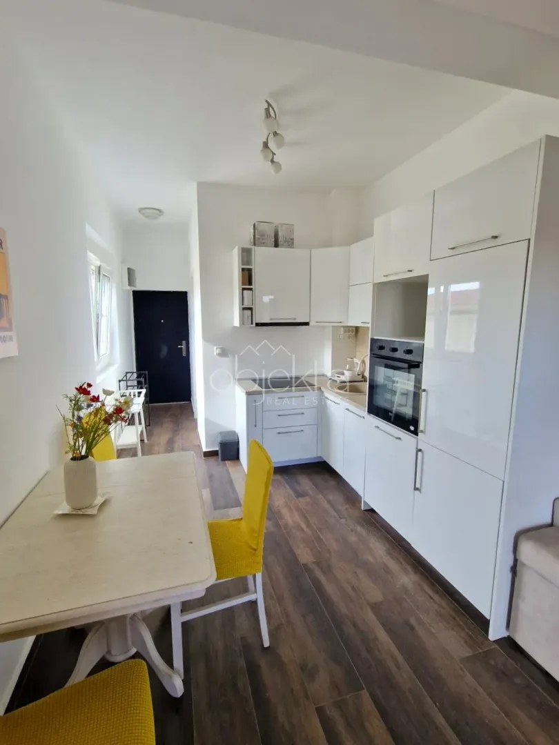 Izdavanje, stan, 60m², Tivat, Crna Gora