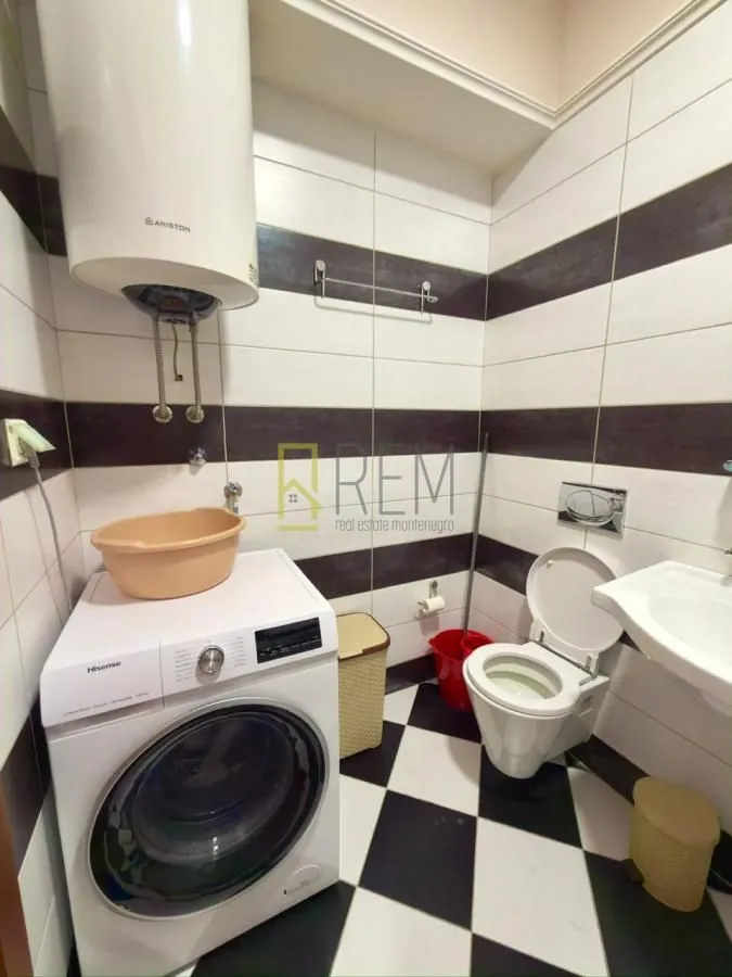 Kupatilo opremljeno sanitarijama, veš mašinom i bojlerom.