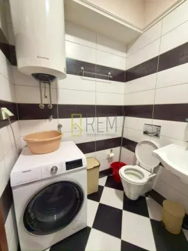 Kupatilo opremljeno sanitarijama, veš mašinom i bojlerom. - image 16