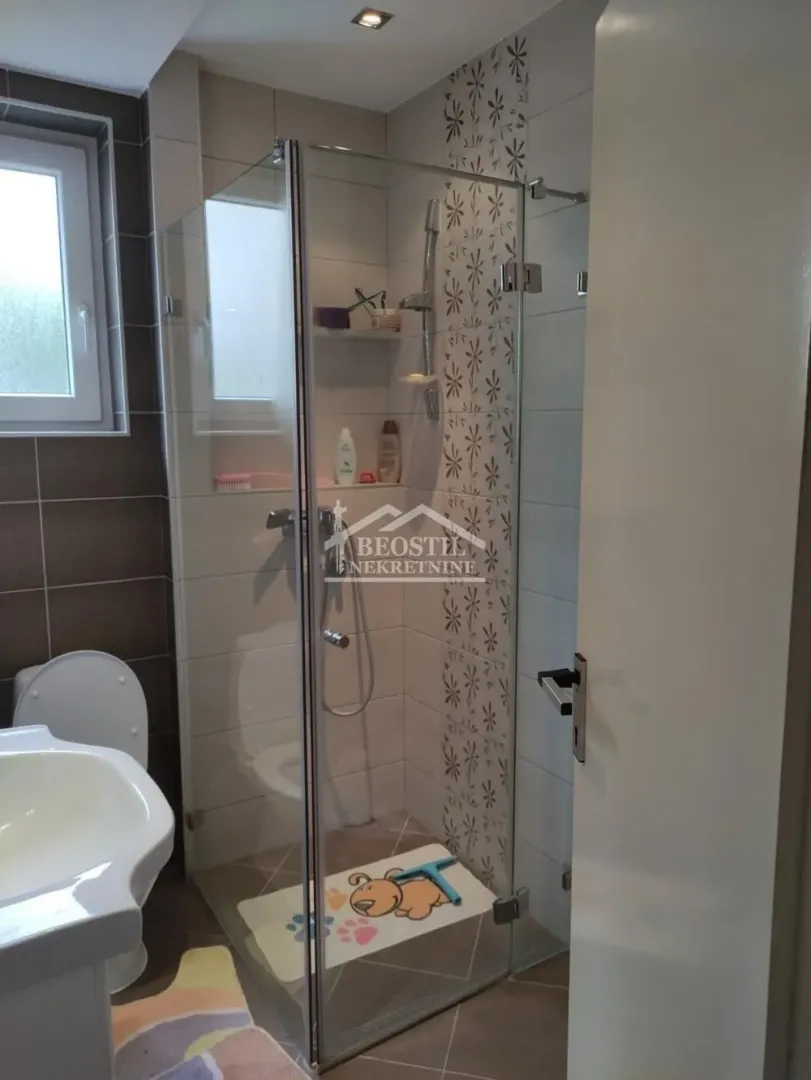 Kupatilo sa tuš kabinom, umivaonikom i wc šoljom.