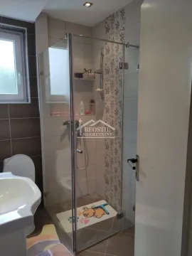Kupatilo sa tuš kabinom, umivaonikom i wc šoljom. - image 8