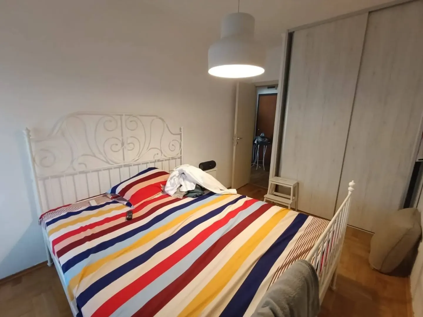 Spavaća soba sa bračnim krevetom, plakarom i osvjetljenjem.