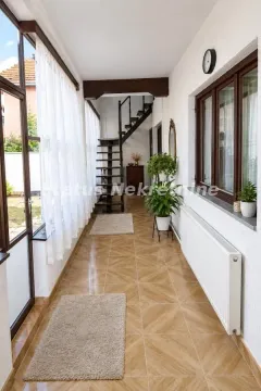 Zastakljena terasa sa stepeništem i keramičkim pločicama na podu. - image 5