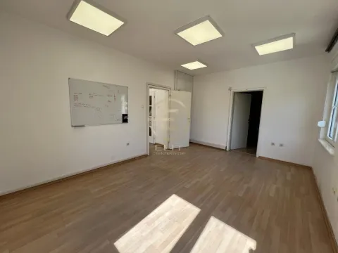 Izdavanje, poslovni prostor, 220m², Liman 1, Novi Sad Sve Podlokacije - image 12