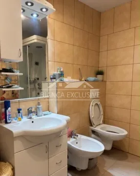 Kupatilo opremljeno umivaonikom, WC šoljom, bideom i tuš kabinom. - image 4