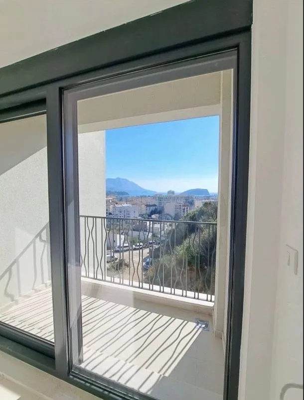 Pogled sa terase na grad i okolni pejzaž.