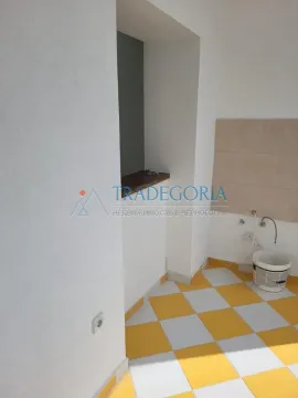 Detalj enterijera u izgradnji sa keramičkim pločicama na podu i priključcima. - image 4