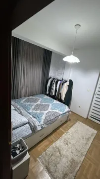 Namještena spavaća soba sa bračnim krevetom, garderoberom i parketom na podu. - image 7