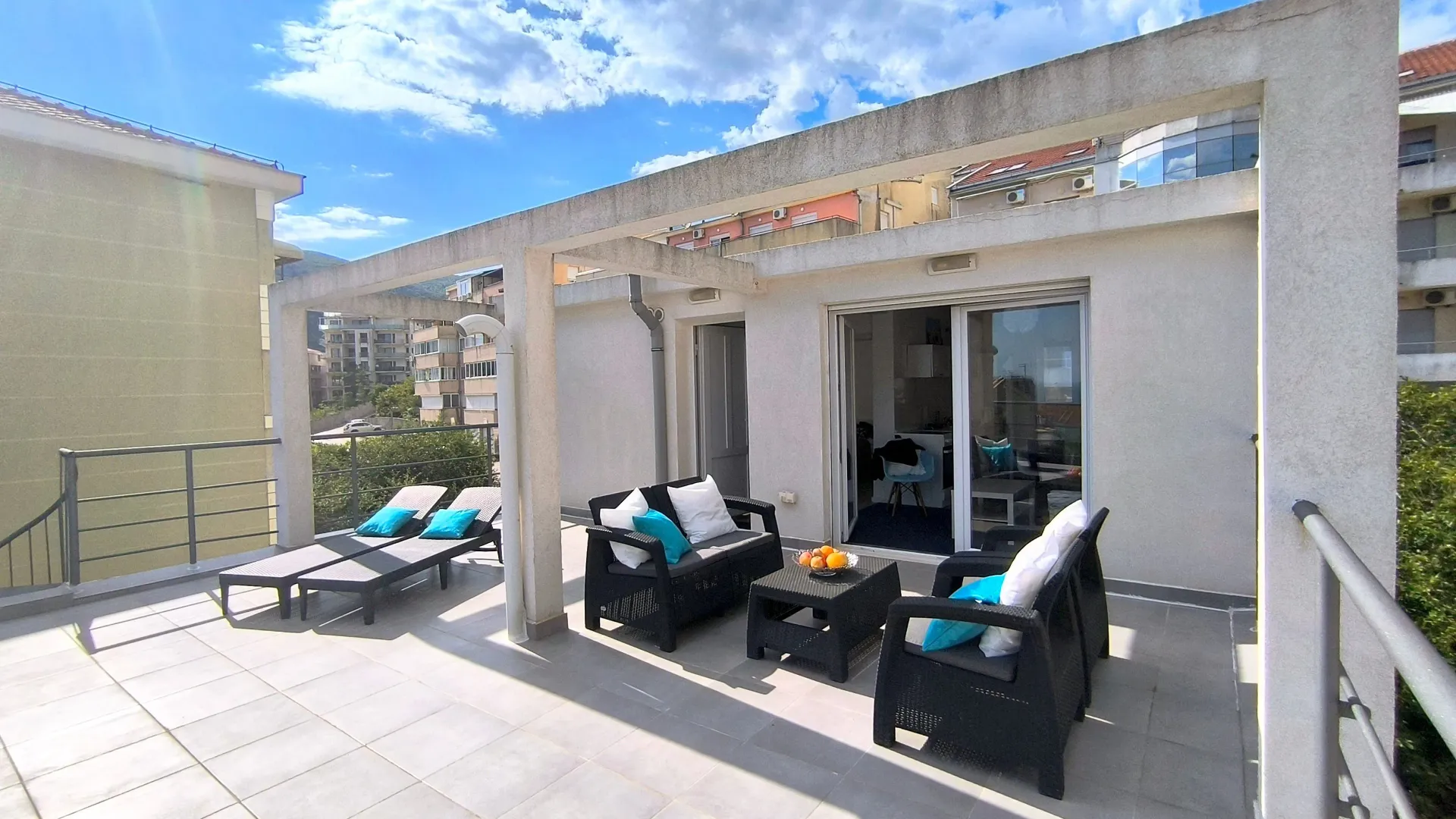 Izdavanje, jednosoban stan, 90m², Lazi, Budva