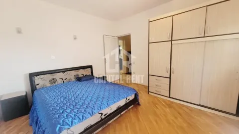 Spavaća soba sa bračnim krevetom i velikim ugradnim garderoberom. - image 7
