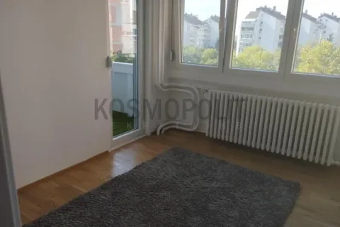 Prazna soba sa prozorom, radijatorom i izlazom na terasu. - image 6