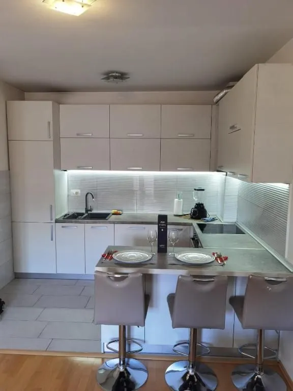 Izdavanje, dvosoban stan, 44m², Integralovo, Nikšić
