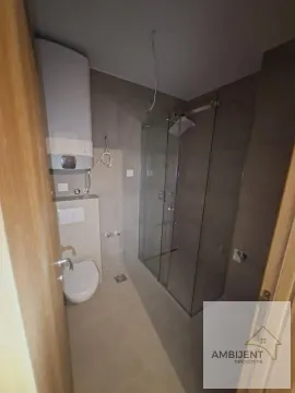 Novoopremljeno kupatilo sa tuš kabinom i ugrađenim bojlerom. - image 7